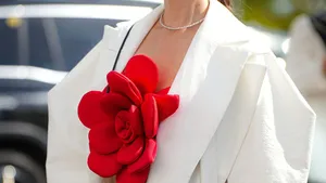 Stijlvolle vrouw met statement accessoire.