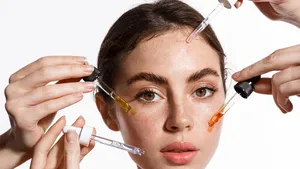 Vrouw aan het kiezen tussen verschillende skincare.