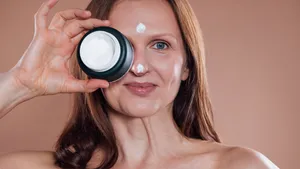 Vrouw houdt crème voor gezicht
