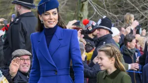 Foto van prinses Kate en prinses Charlotte bij de Kerstwandeling te Sandringham, december 2023.