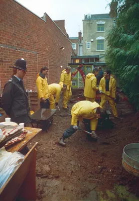 De grond rond het huis wordt stevig omgeploegd op zoek naar menselijke resten.