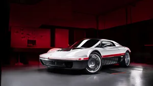 Bertone wekt legendarisch concept uit 1969 tot leven en geeft het pop-up koplampen en een V6