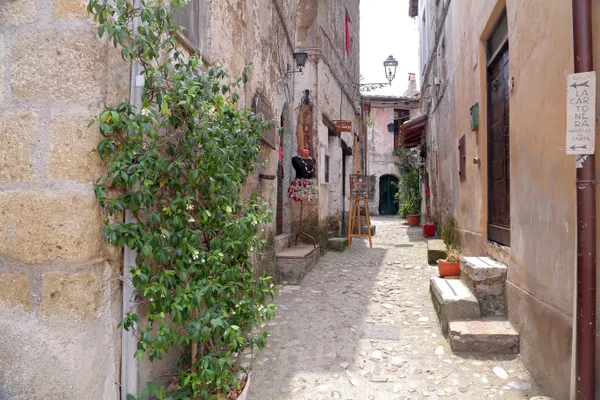 Op een rots gebouwd, door kunstenaars tot leven gewekt. Calcata is een Italiaans sprookje. 