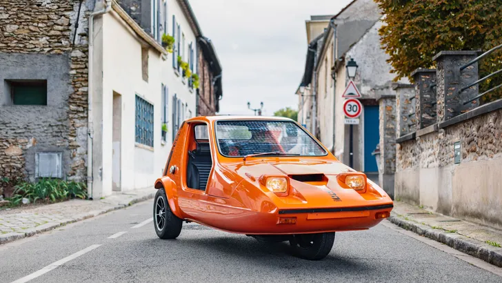Scoor een oranje driewieler met 150 pk R1-motor