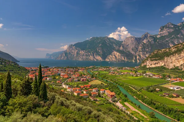 Waar de bergen verdwijnen in het blauw van het Gardameer, lijkt de tijd even stil te staan.