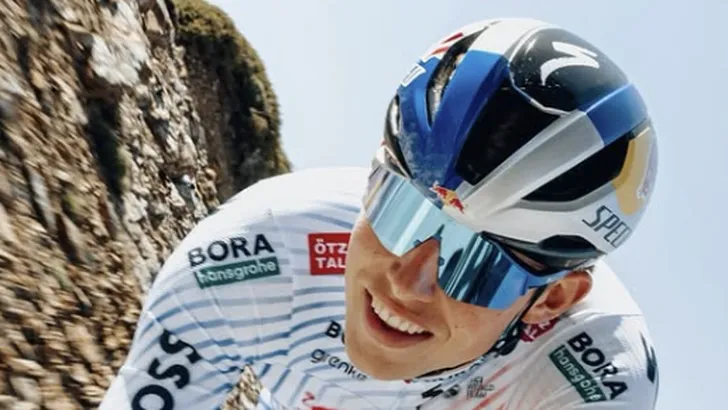 het shirt ban red bull-bora-hansgrohe in de tour