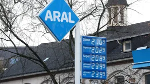 Duitsers klagen over dure benzine maar zien dat Nederland nog veel duurder is