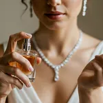 Met dit trucje blijft je parfum dat de hele dag hangen