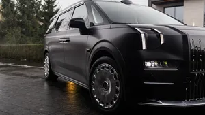 Rolls-Royce en Maybach kunnen inpakken: deze Chinees heeft een bioscoop achterin en kost de helft