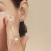Een close-up foto van een vrouw met een gehydrateerde huid