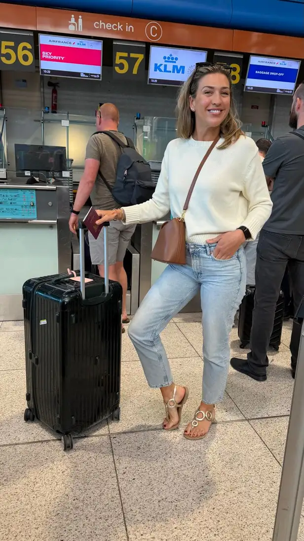 Bo met haar 'trunk' van Rimowa op het vliegveld. 