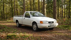 Britse autoliefhebbers kopen zeldzame Ford Sierra P100 pick-up om te bouwen tot budgetcamper
