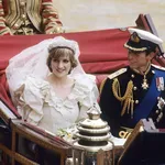 Foto van prinses Diana en prins Charles in een rijtuig op hun huwelijksdag, juli 1981.