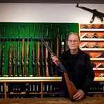 In deze Duitse wapenwinkel kopen ongeruste Nederlanders wapens