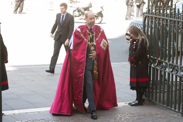 Ook prins William verschijnt geheel in traditionele robes.