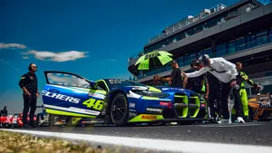 Valentino Rossi pakt overwinning op vier wielen