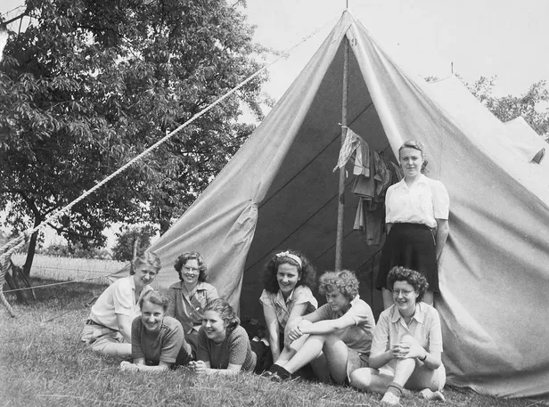 Groep kamperende meisjes, 1950