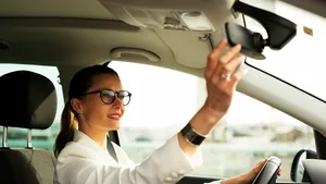 bril vrouw make-up spiegel auto