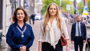 Amalia luncht met burgemeester Halsema en prominente Amsterdammers: 'Ik wens u ook een nacht in de kroeg toe'