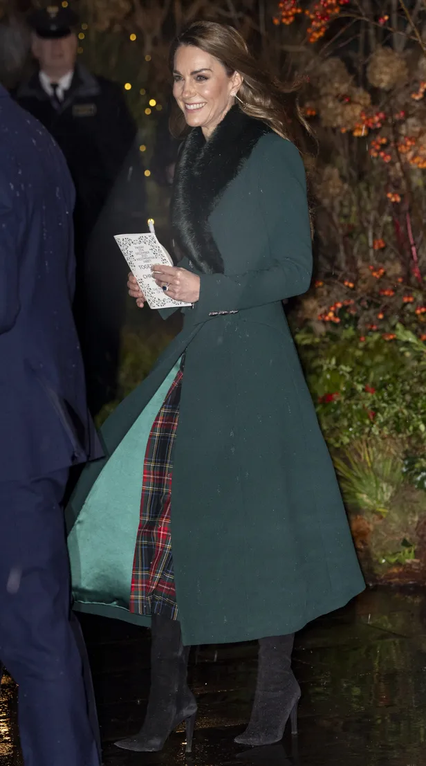 Dankzij een onverwachte windvlaag vingen we tóch een glimp op van Kate's Miu Miu-rok.