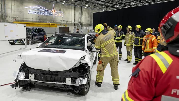 Levensreddende les: waarom de brandweer de schaar zet in gloednieuwe Mercedessen