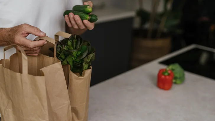 Besparen aan de kassa? Richt je pijlen op deze 5 supermarkt-dalers in 2026