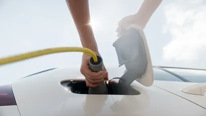 Geld verdienen met je elektrische auto? Zo werkt de rijdende thuisbatterij aan de laadpaal