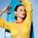Lizzy van der Ligt in gele outfit voor surfbord tijdens shoot voor Grazia's Zomerboek - Ibiza