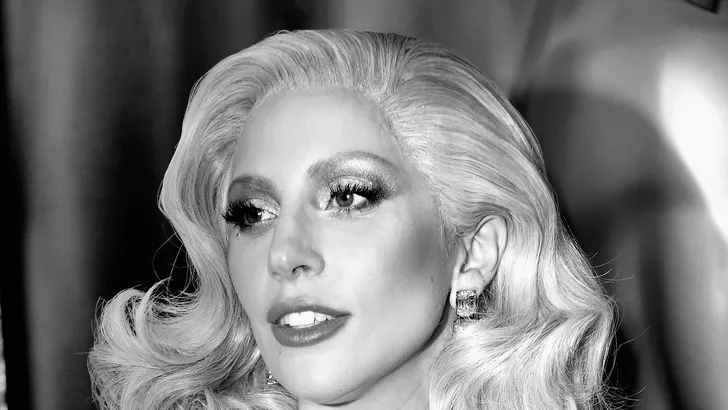 Lady Gaga debuteert eerste ontwerp van Hedi Slimane voor modehuis Céline