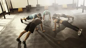 Celebs doen massaal 22 push-ups voor goed doel