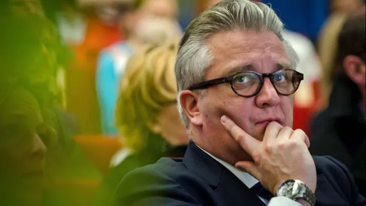 'Pak prins Laurent zijn toelage af'