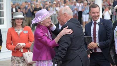 Margrethe en Harald deelden een hechte band, toch mist ze zijn uitvaart. Een onverwachte wending gooit roet in het koninklijke eten.
