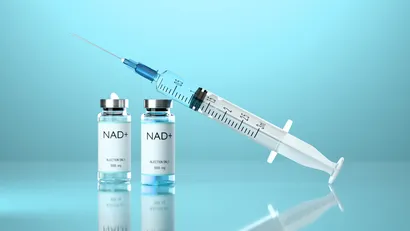 Twee met NAD+ op het etiket en een injectiespuit.