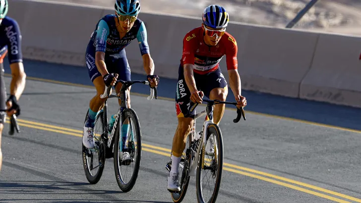 Remco Evenepoel kende een ongekende oplawaai in de UAE Tour. Hij was een van de grote favorieten voor eindwinst, maar kende op de steile Jebel Mobrah een inzinking.