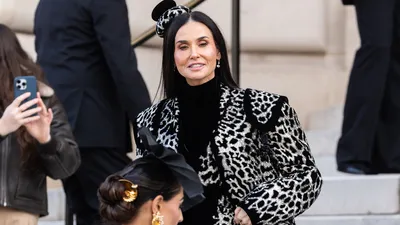 De visagist van Demi Moore onthult haar geheime wapen voor een stralende, rijpere huid. Ontdek welke budgetvriendelijke crème ze altijd gebruikt.