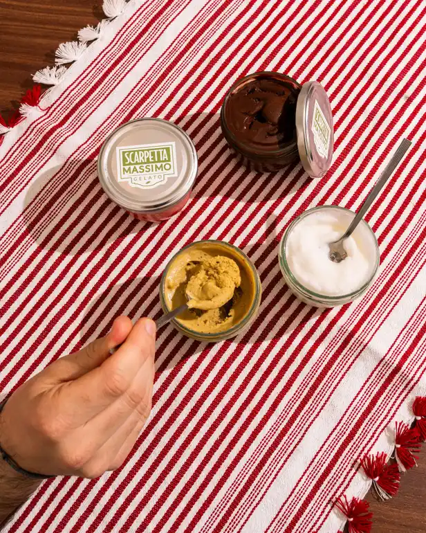 De ambachtelijke gelato van Massimo, geserveerd in de herkenbare glazen potjes van Scarpetta 