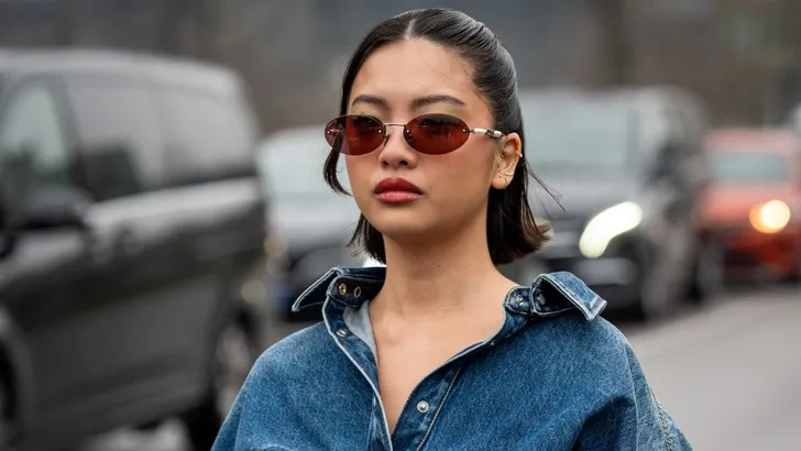 Vrouw met stijlvolle look.