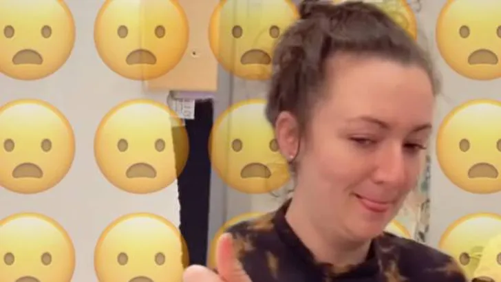 Samantha Hartsoe met spiegel in handen