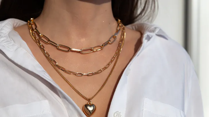 Zo krijg jij je kettingen en andere sieraden uit de knoop
