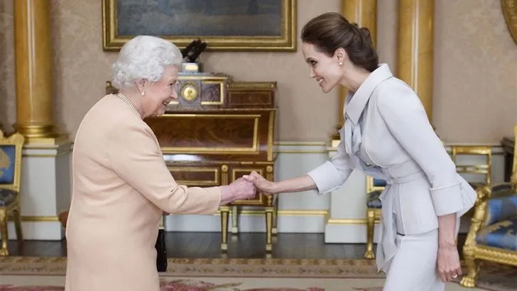 Angelina Jolie werkt samen met queen Elizabeth