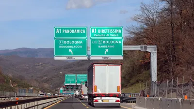 Zie je groene snelwegborden in Italië? Dan zit je op een andere weg dan je denkt