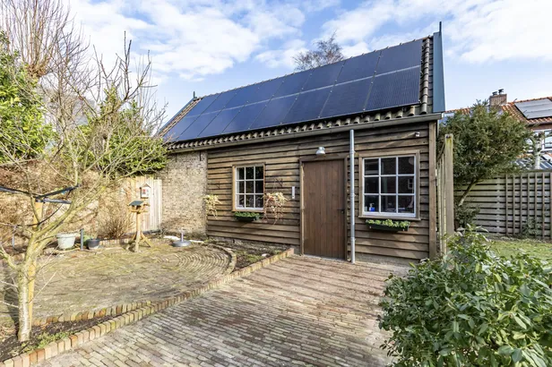Tuin met garage