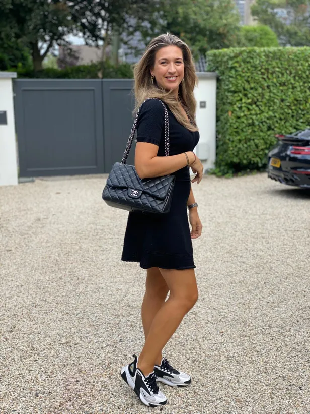 Bo Wilkes met haar zwarte Chanel-tas. 