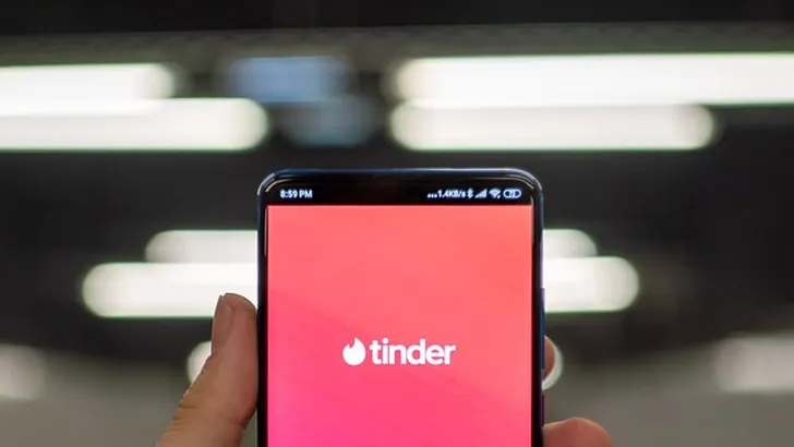Smartphone met tinder op scherm