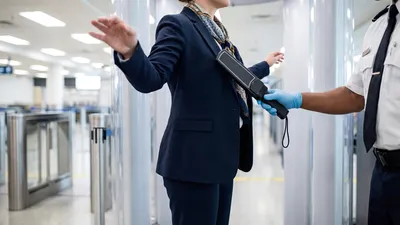 Vrouw door scan op vliegveld