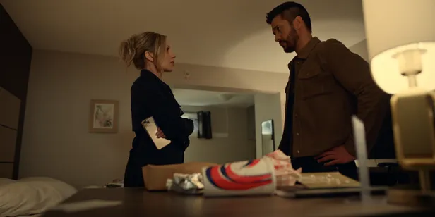  Zibby Allen als Brie en Marco Grazzini als Mike in Virgin River