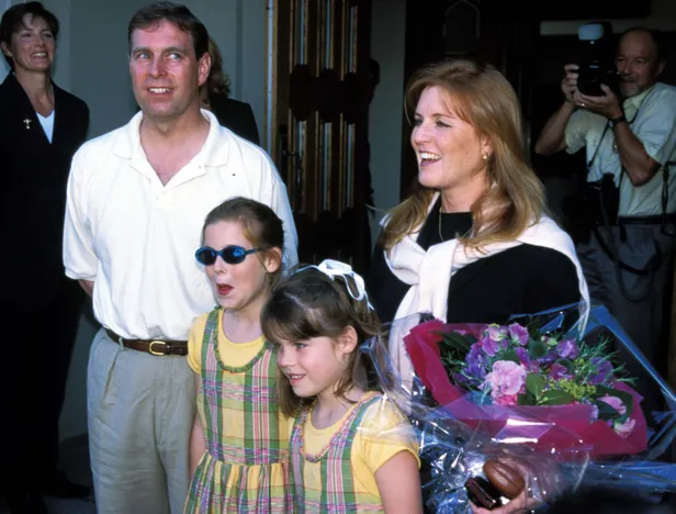 Foto van prins Andrew Mountbatten-Windsor, hertogin Sarah Ferguson en dochters Beatrice en Eugenie