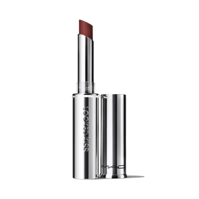 M·A·C Locked Kiss: 24H Lipstick €36 – verkrijgbaar in 18 kleuren