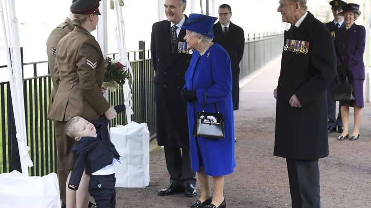 Lollig: peuter weigert bloemen aan Britse koningin Elizabeth te geven