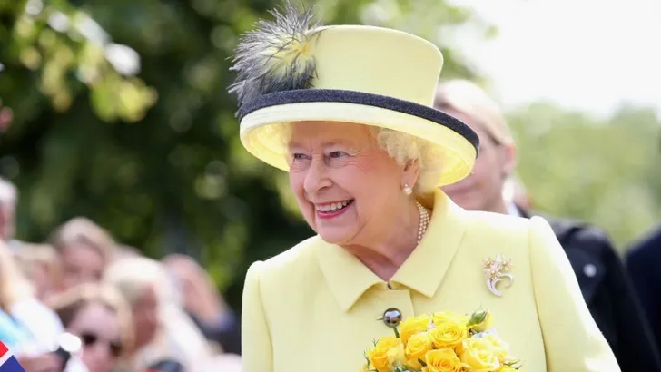 Zoveel outfits draagt Queen Elizabeth op één kerstdag